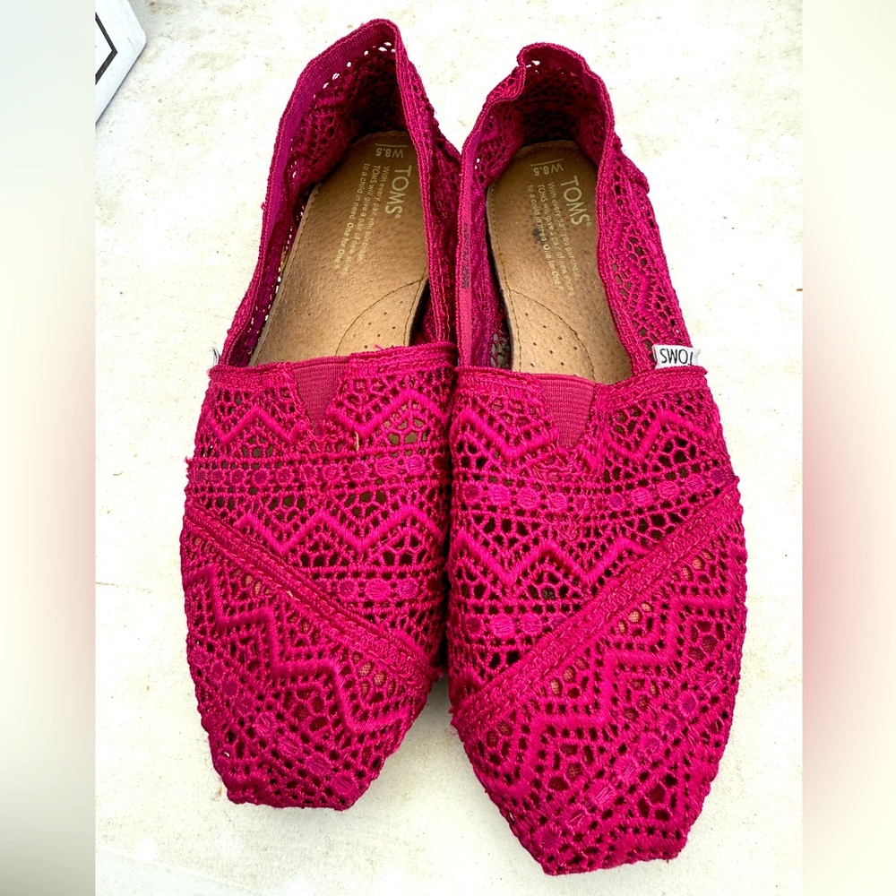 TOMS Classic Morocco Crochet Lace Slip on Flat Shoes in Coral Pink Size 8.5